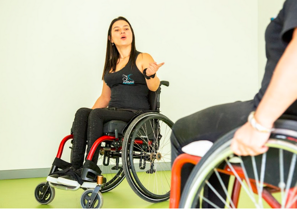 En la foto: Aura Lorena Varela, en silla de ruedas.