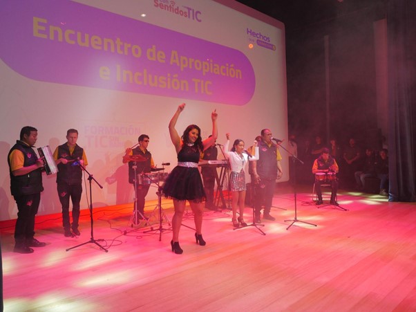 En la imagen: Agrupación musical Siuga Forever Music haciendo su show en el escenario.