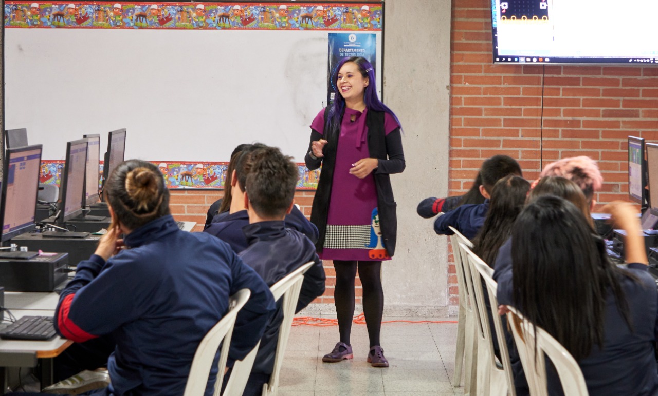 En la foto: La profesora Sindey Carolina Bernal dictando clase