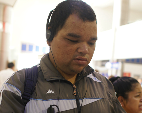 Persona con discapacidad visual usando sus audífonos